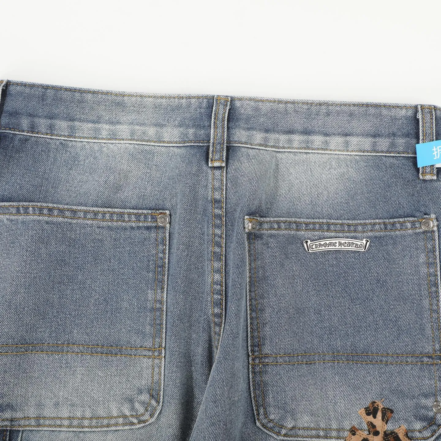 P280 CH Chromehearts Malaysia-limited leopard print cross patchwork leather workwear jeans and logging pants. The counter price is 34W. It is decorated with patchwork cross patterns and washed jeans! ! An absolutely high-end luxury product, a 1.9W-level god-level single product, a super popular product, made by top heavy industry, a magic weapon that cannot be missed! [About Zangyin] This is an extremely luxurious fashion brand that can also be called the aristocracy of the high street. It has always been an exclusive brand for some hipsters or rich second generations. Compared with ordinary high streets, it is more luxurious and noble. Compared with luxury brands, it is more fashionable and individual. It has always been a brand that I have a special liking for. [Top heavy industry fashion design] Consistently high-street luxury style. Speaking of this style, the Zangyin family and GU family are definitely the leading representative brands. Especially the Zangyin family has really achieved a state-of-the-art effect in creating high-street style. The unique washed material is used to create this style. The color system is already quite eye-catching. After it is decorated with patchwork cross flowers, it cleverly highlights the charm of the brand. Secondly, this style uses classic The high-waist cutting design highlights the long legs and fashionable temperament of the upper body. The brand is highly recognizable and the slim fit configuration is more suitable for daily wear. It is a product that interprets personality, fashion, and specifications at a glance. This single product is enough to make any fan excited. It can be a white T-shirt for a youthful college style, or a tight suspender for a royal style. It has strong matching ability and can be easily controlled by men.  [Materials and craftsmanship] Needless to say, this point goes without saying. As an excellent craftsman brand, Zangyin’s requirements for details and craftsmanship are really perfect. The washed color of this model has gone through so many processes, not to mention the embellishment of denim appliques. It is also purely hand-made and sewn. Just like what they believe in, only hand-made things have soul and have the meaning of wear. A top-notch heavy-duty fashionable denim item, I look forward to your perfect interpretation! !  Color: blue Size: 28-36